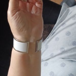 Target woman 0pen bracelet white b n battery